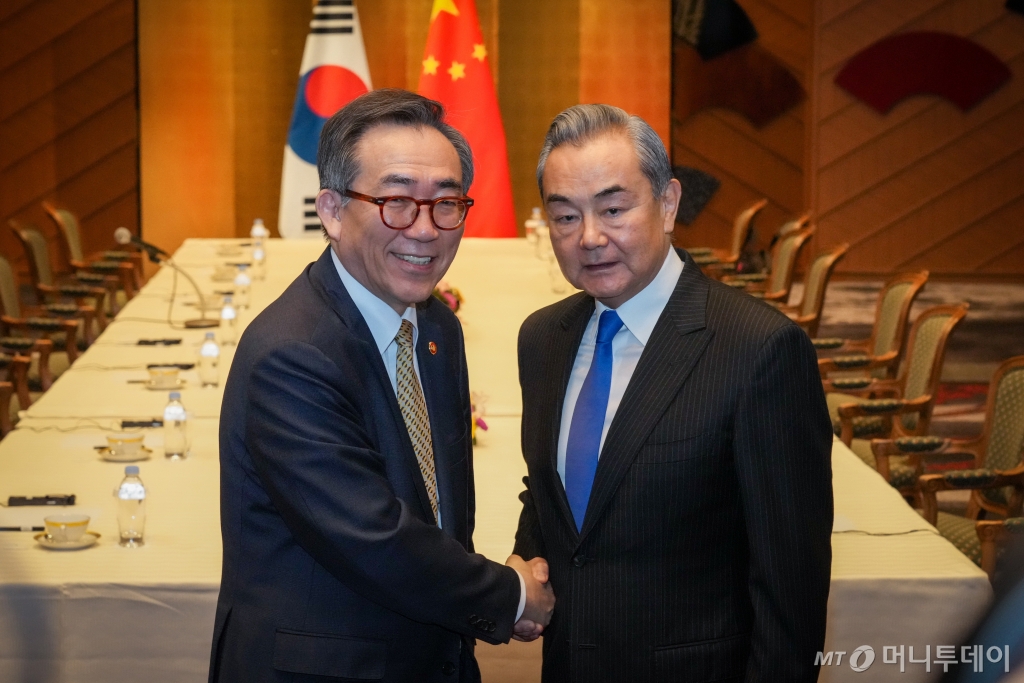 조태열 외교부 장관이 21일 일본 도쿄의 한 호텔에서 왕이 중국 공산당 중앙정치국 위원 겸 외교부장과 회담을 하기 전 인사하고 있다. / 사진=외교부