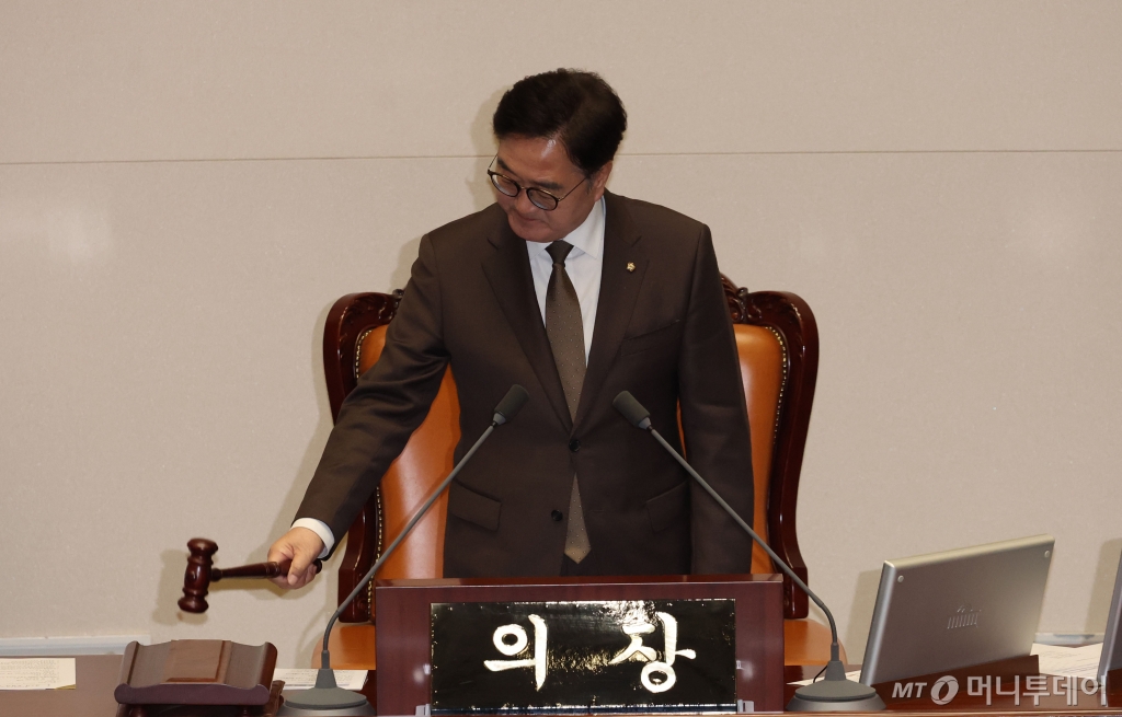 [서울=뉴시스] 우원식 국회의장이 20일 오후 서울 여의도 국회에서 열린 제423회국회(임시회) 제2차 본회의에서 의사봉을 두드리고 있다. 2025.03.20