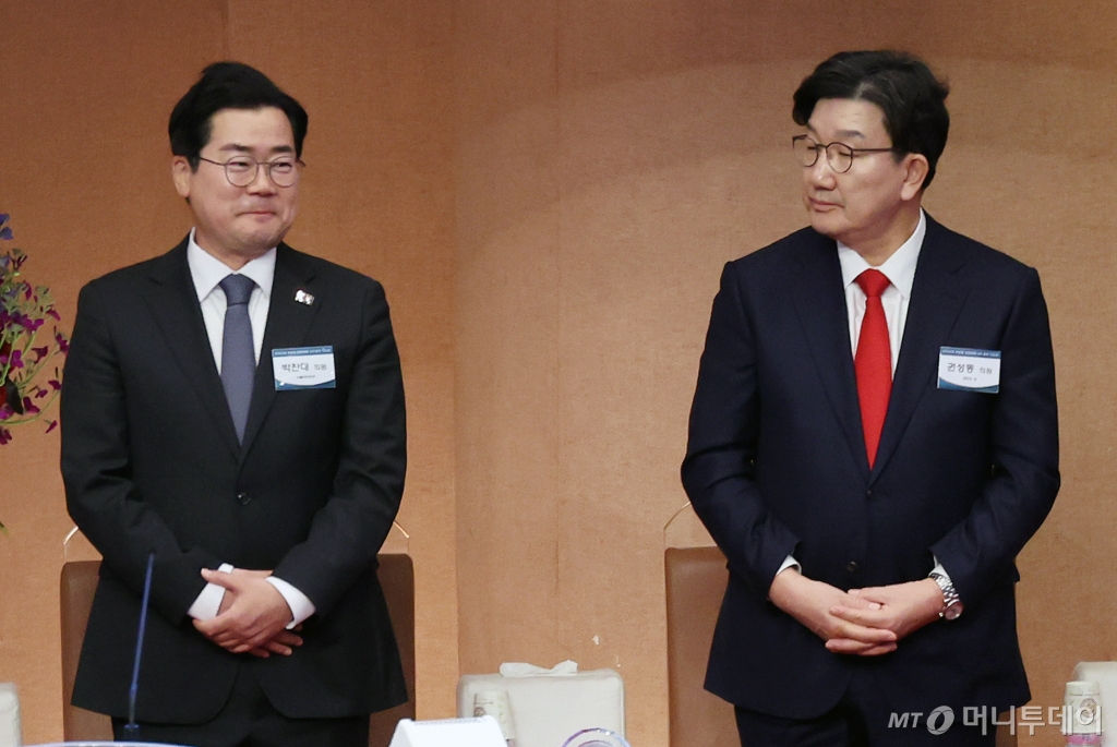  권성동 국민의힘 원내대표(오른쪽)와 박찬대 더불어민주당 원내대표가 16일 오후 서울 영등포구 여의도 순복음교회에서 열린 한국교회 부활절 연합예배 2차 준비 기도회에 참석해 예배하고 있다. (공동취재) 2025.3.16/뉴스1  Copyright © 뉴스1. All rights reserved. 무단 전재 및 재배포,  AI학습 이용 금지. 