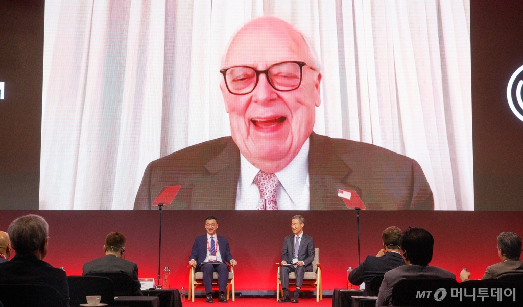 헤리티지재단 에드윈 퓰너 설립자가 2024년 4월 25일 콘래드서울에서 진행된 '2024 키플랫폼' 총회에서 '미국 대선 이후 펼쳐질 새로운 시공(時空)의 이온화'에 대해 특별대담을 하고 있다. /사진=이기범