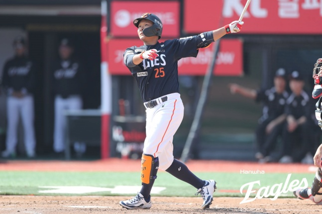 한화 김태연이 23일 수원 KT전에서 타구를 응시하고 있다. /사진=한화 이글스 제공