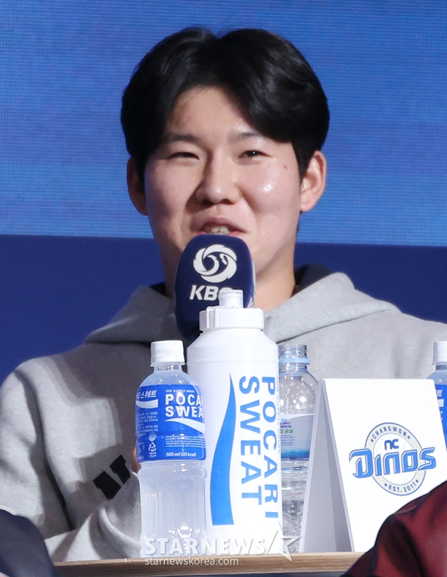 2025 신한 쏠뱅크 KBO 미디어데이가 20일 서울 송파구 롯데호텔 월드에서 열렸다. NC 박민우가 취재진의 질문에 답하고 있다.