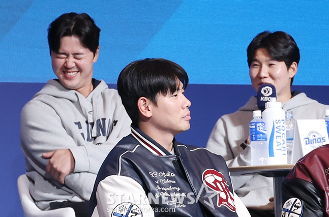 2025 신한 쏠뱅크 KBO 미디어데이가 20일 서울 송파구 롯데호텔 월드에서 열렸다. NC 김형준(왼쪽)과 박민우(오른쪽)가 취재진의 질문에 답하고 있다. /사진=김진경 대기자