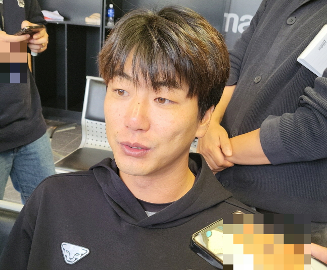 김광현이 시즌 첫 경기 승리를 챙긴 뒤 취재진과 인터뷰를 하고 있다. /사진=안호근 기자