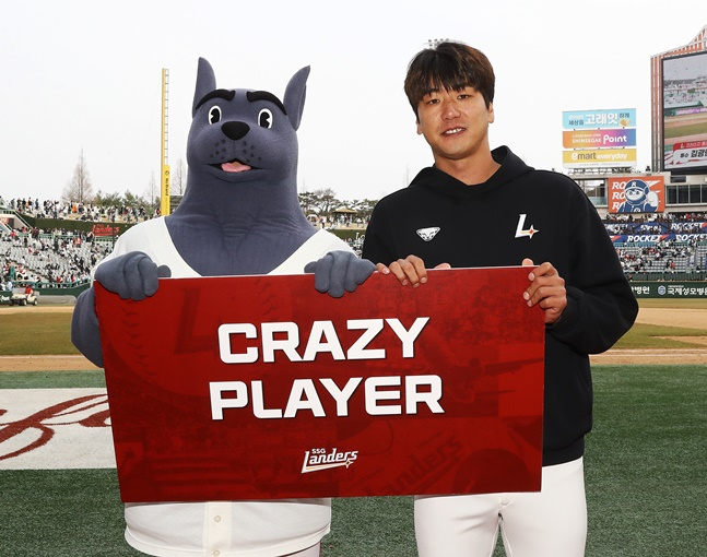 김광현(오른쪽)이 승리 후 수훈 선수 수상을 하고 있다. /사진=SSG 랜더스 제공