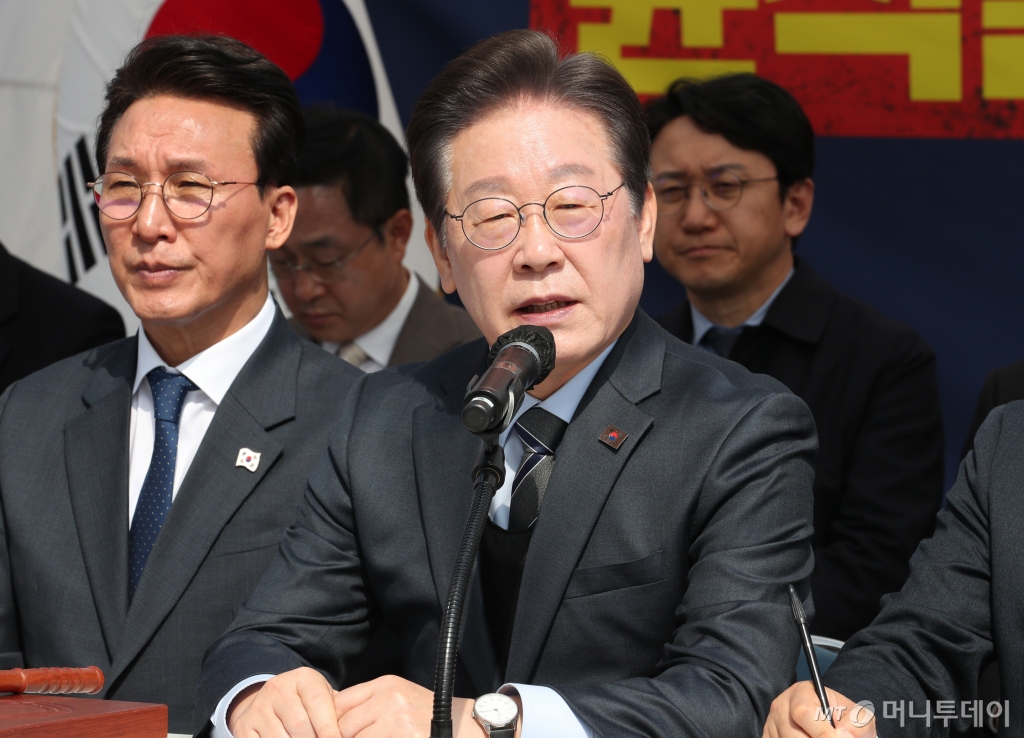 (서울=뉴스1) 이재명 기자 = 이재명 더불어민주당 대표가 24일 오전 서울 종로구 경복궁 인근에서 열린 현장 최고위원회의에서 발언하고 있다. (공동취재) 2025.3.24/뉴스1  Copyright © 뉴스1. All rights reserved. 무단 전재 및 재배포,  AI학습 이용 금지. /사진=(서울=뉴스1) 이재명 기자