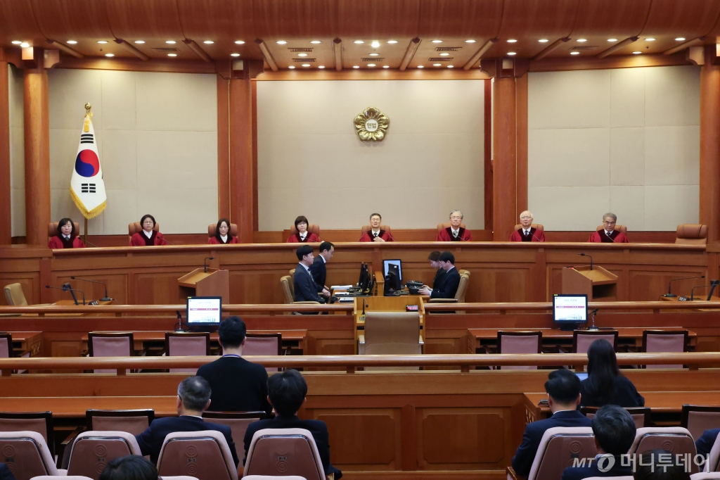 (서울=뉴스1) 박정호 기자 = 24일 서울 종로구 헌법재판소 대심판정에서 열린 한덕수 국무총리 탄핵심판을 앞두고 재판관들이 착석해 있다.   헌재는 이날 한 총리에 대한 국회의 탄핵소추를 기각했다. (공동취재) 2025.3.24/뉴스1  Copyright © 뉴스1. All rights reserved. 무단 전재 및 재배포,  AI학습 이용 금지. /사진=(서울=뉴스1) 박정호 기자