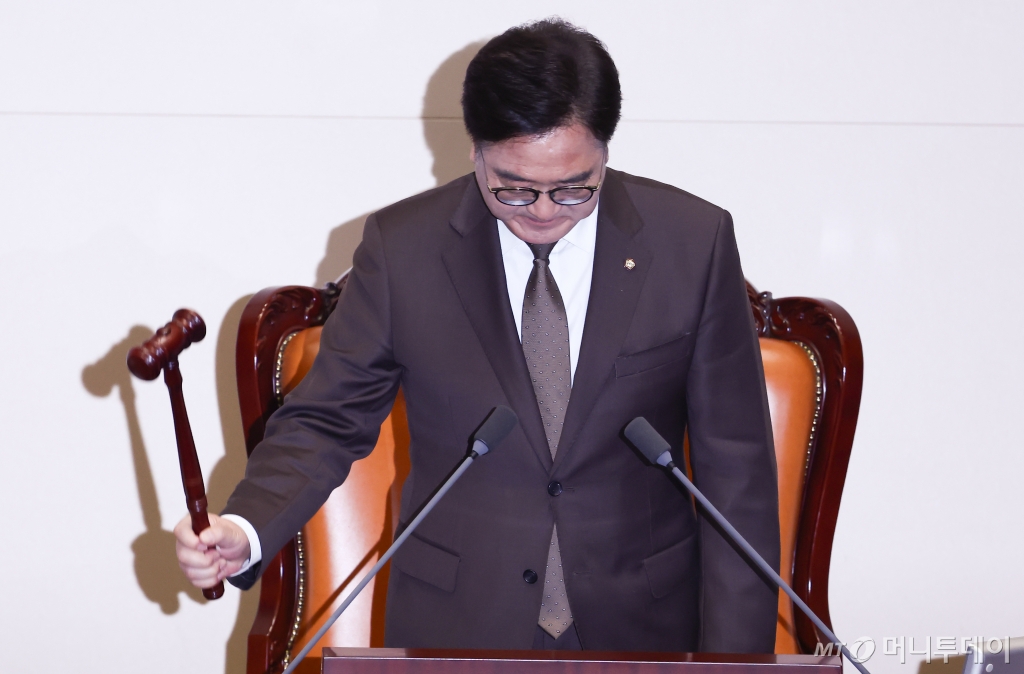 우원식 국회의장이 20일 오후 서울 여의도 국회에서 열린 제423회국회(임시회) 제2차 본회의에서 안건을 상정하며 의사봉을 두드리고 있다. 2025.3.20/뉴스1 Copyright © 뉴스1. All rights reserved. 무단 전재 및 재배포, AI학습 이용 금지.