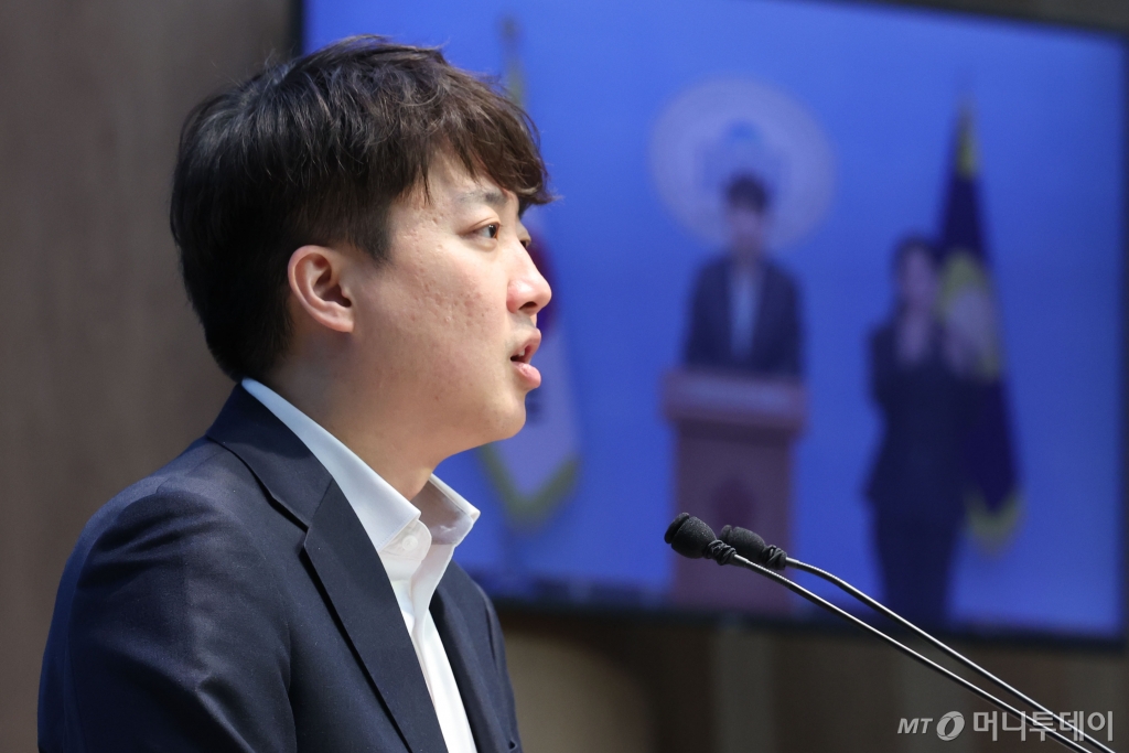 [서울=뉴시스] 권창회 기자 = 이준석 개혁신당 의원이 21일 서울 여의도 국회 소통관에서 열린 연금개혁안 관련 기자회견에서 발언을 하고 있다. 2025.03.21. kch0523@newsis.com /사진=권창회