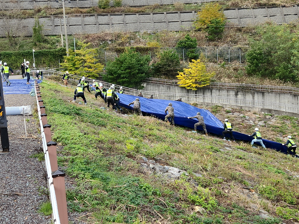 지난해 ‘재난대응 안전한국훈련’ 중 저수지 사고 상황을 가정한 민관군 합동 훈련 장면/사진제공=농어촌공사
