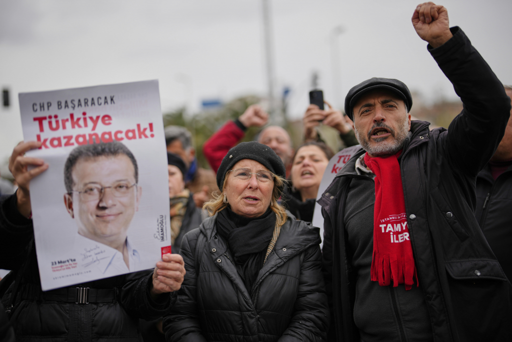 [이스탄불=AP/뉴시스] 튀르키예 법원이 23일(현지 시간) 부패와 테러 조직 지원 혐의로 체포된 야권 대선 주자인 에크렘 이마모을루 이스탄불 시장(53)에 대해 수감을 명령했다. 사진은 이마모을루 시장 지지자들이 지난 19일 이스탄불에서 그의 체포에 항의하는 시위를 벌이는 모습. 2025.03.23