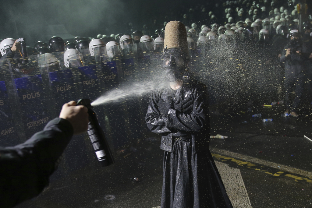 [이스탄불=AP/뉴시스] 23일(현지 시간) 튀르키예 이스탄불에서 시위 진압 경찰이 에크롬 이마모을루 이스탄불 시장의 체포에 항의하며 방독면을 착용한 시위 참가자를 향해 최루액을 분사하고 있다. 레제프 타이이프 에르도안 대통령의 최대 정적으로 꼽히는 이마모을루 시장의 체포에 분노한 시위가 격화하고 있다. 2025.03.24.