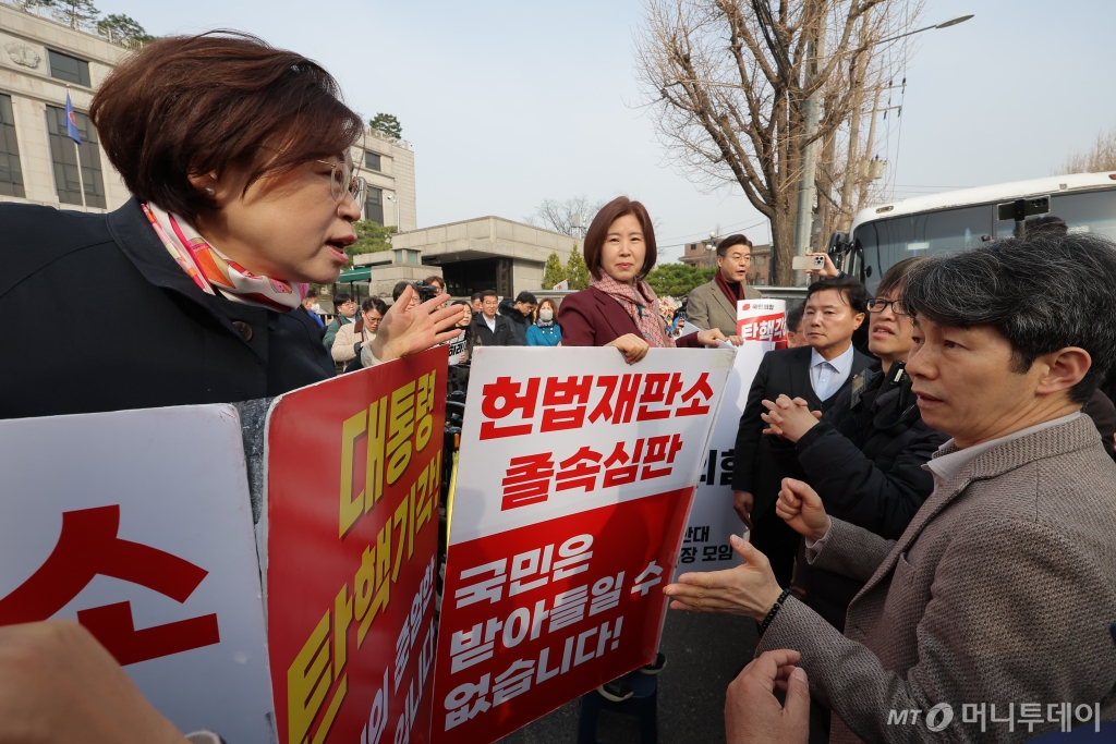 (서울=뉴스1) 박정호 기자 = 국민의힘 김정재 의원과 더불어민주당 윤건영 의원 등이 24일 오전 서울 종로구 재동 헌법재판소 앞에서 1인 시위에 대한 의견 충돌로 설전을 벌이고 있다. 2025.3.24/뉴스12025.3.24/뉴스1  Copyright © 뉴스1. All rights reserved. 무단 전재 및 재배포,  AI학습 이용 금지. 
