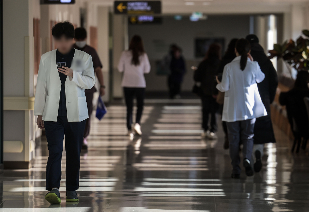 의정갈등이 1년째 지속되고 있는 21일 서울시내 한 대학병원에서 의료진들이 이동하고 있다. /사진=뉴시스