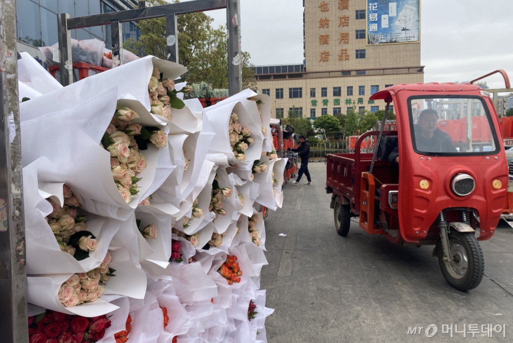 중국 남부 윈난성 쿤밍에 위치한 쿤밍국제꽃경매거래센터(KIFA). 기자가 찾은 19일 오후에도 자정부터 오전까지인 피크시간을 지났음에도 불구하고 물류차량들이 바쁘게 오가고 있었다. /사진=우경희