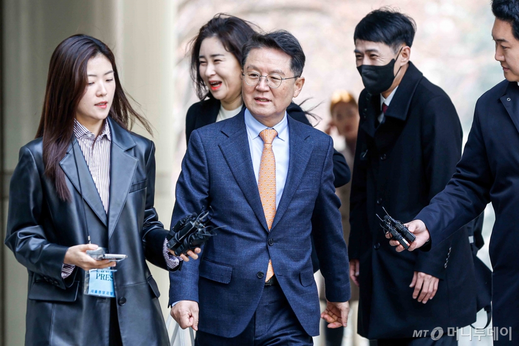 (서울=뉴스1) 사진공동취재단 = 윤석열 대통령 측 변호인 윤갑근 변호사를 비롯한 변호인단이 24일 서울 서초구 서울중앙지방법원에서 열린 윤 대통령 내란수괴 혐의 2차 공판준비기일에 출석하고 있다. 2025.3.24/뉴스1 Copyright © 뉴스1. All rights reserved. 무단 전재 및 재배포, AI학습 이용 금지. /사진=(서울=뉴스1) 사진공동취재단