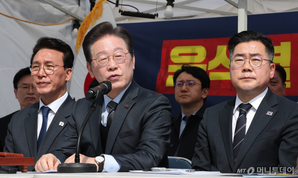 [서울=뉴시스] 김명년 기자 = 이재명 더불어민주당 대표가 24일 서울 종로구 경복궁역 인근 천막당사에서 열린 현장최고위원회의에서 모두발언을 하고 있다.(공동취재) 2025.03.24. kmn@newsis.com /사진=