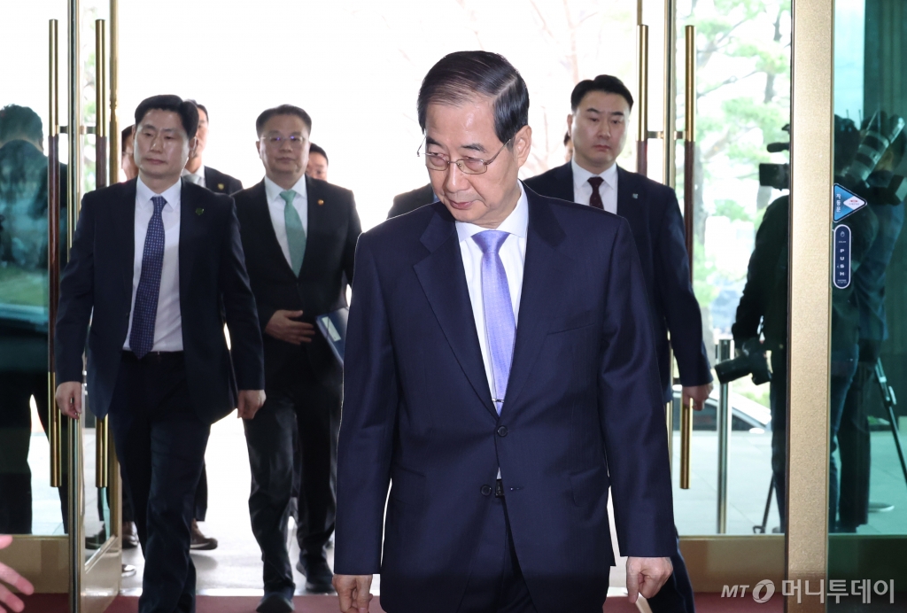 [서울=뉴시스] 최진석 기자 = 한덕수 대통령 권한대행 국무총리가 탄핵심판이 기각된 24일 오전 서울 종로구 정부서울청사로 등청하고 있다. (대통령실통신사진기자단) 2025.03.24. myjs@newsis.com /사진=최진석