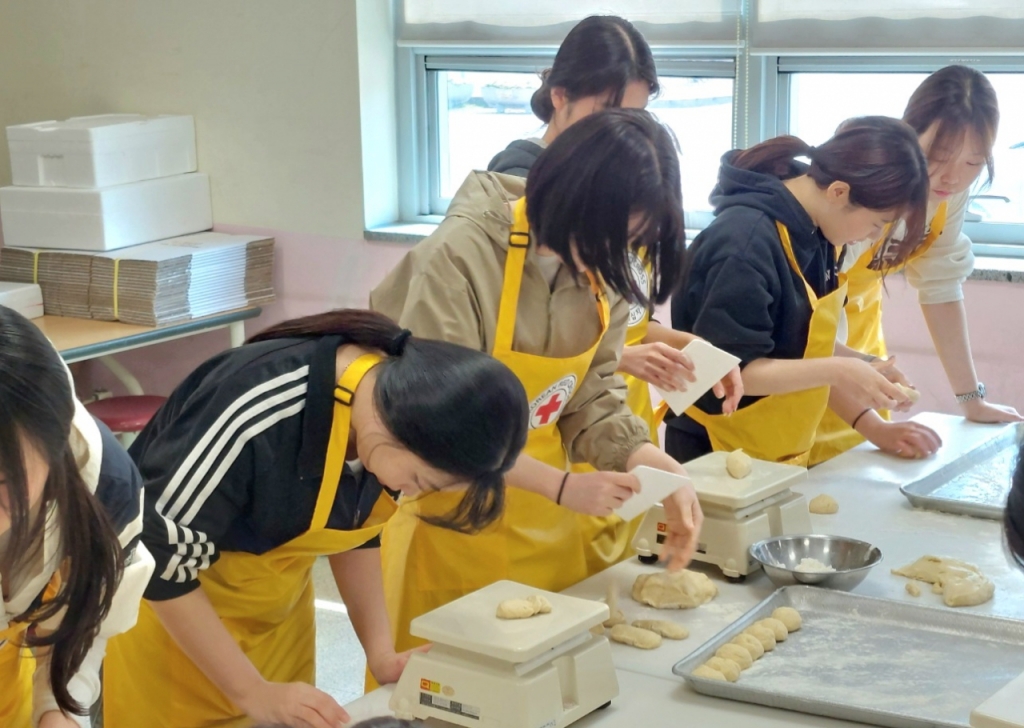 호원대 RCY가 대한적십자 전북지사 군산봉사관에서 지역민에게 나눠줄 빵을 만들고 있다./사진제공=호원대