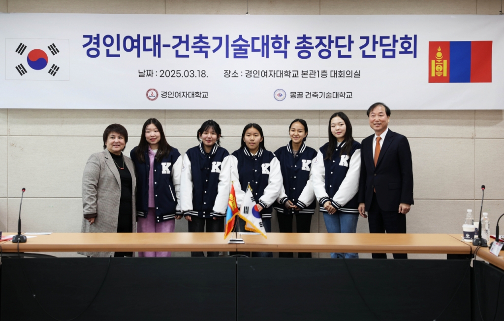 경인여대, 몽골 외국인 유학생 대상 요양보호사 학위과정 신설하고 기념촬영을 했다./사진제공=경인여대