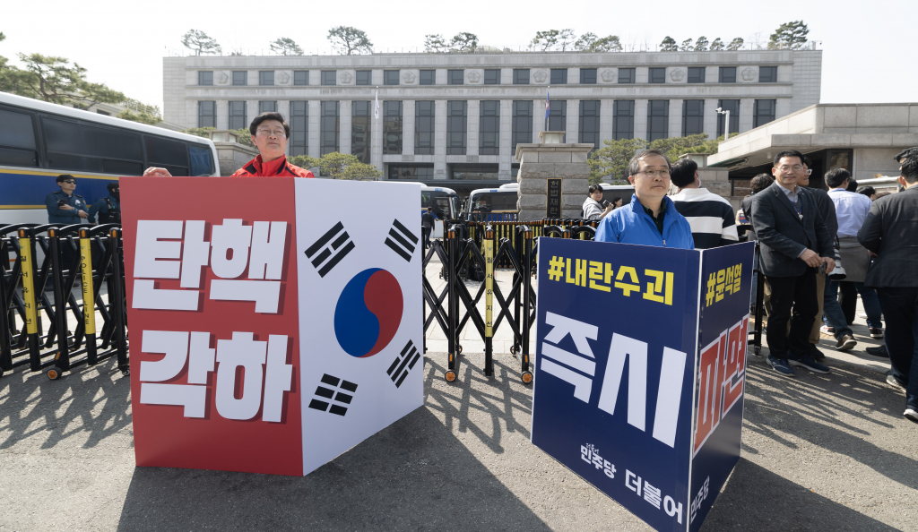 (서울=뉴스1) 이승배 기자 = '12·3 비상계엄' 관련 한덕수 국무총리의 탄핵 심판 사건 선고를 하루 앞둔 23일 서울 종로구 헌법재판소 앞에서 국민의힘, 더불어민주당 관계자들이 각각 탄핵 찬·반 1인 시위를 하고 있다. 2025.3.23/뉴스1 Copyright © 뉴스1. All rights reserved. 무단 전재 및 재배포, AI학습 이용 금지. /사진=(서울=뉴스1) 이승배 기자