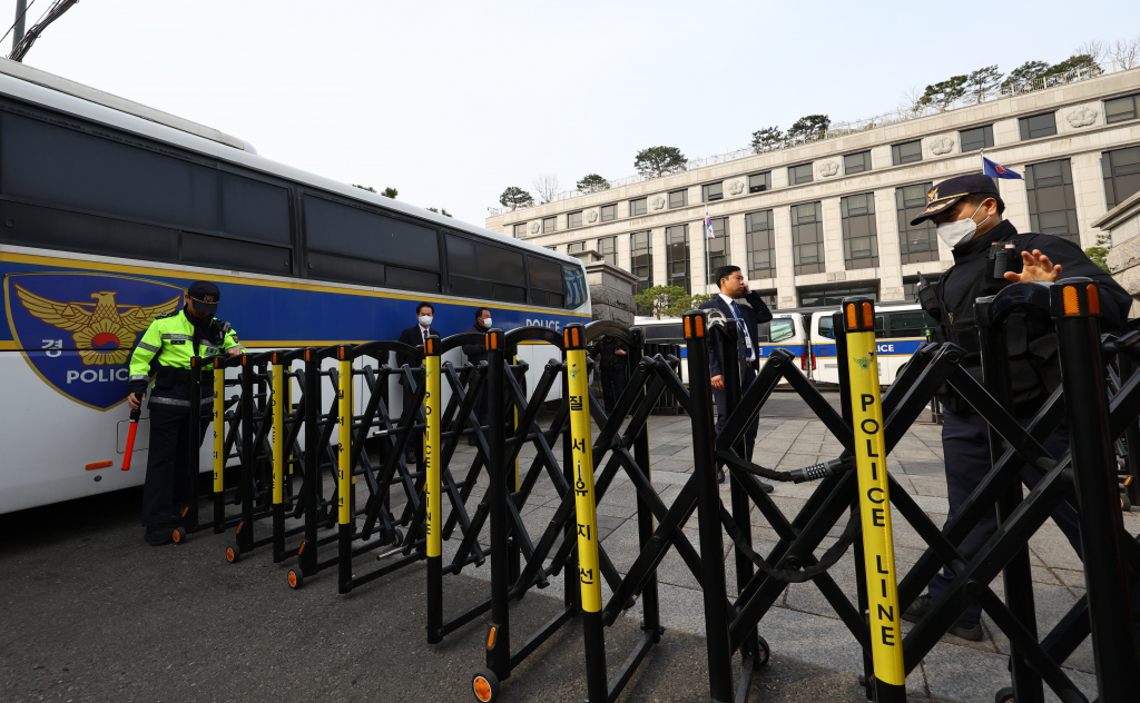 [서울=뉴시스] 황준선 기자 = 윤석열 대통령에 대한 탄핵심판 선고가 임박한 24일 서울 종로구 헌법재판소 앞에서 경찰 병력 등이 경계근무를 서고 있다. 2025.03.24. hwang@newsis.com /사진=황준선