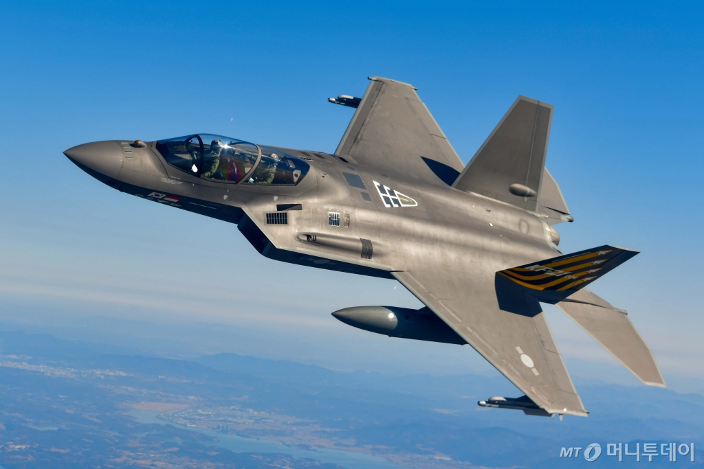 이영수 공군참모총장이 탑승한 KF-21이 지난달 19일 오전 사천기지 인근 상공에서 시험비행을 하고 있다. / 사진=공군