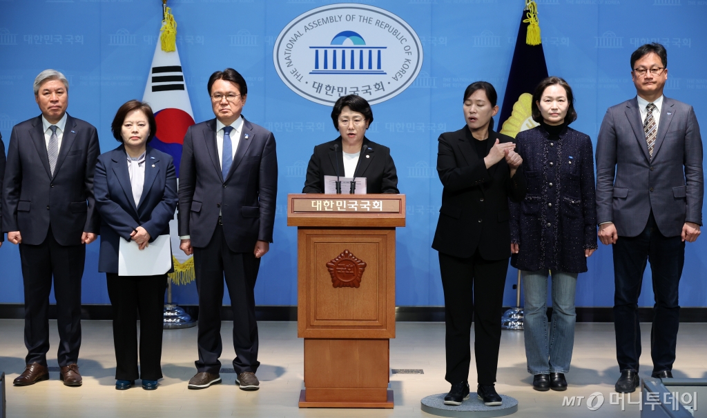 [서울=뉴시스] 조성우 기자 = 김선민(오른쪽 네 번째부터) 조국혁신당 당대표 권한대행과 황운하 원내대표를 비롯한 지도부와 당 소속 의원들이 24일 오전 서울 여의도 국회 소통관에서 한덕수 국무총리 탄핵 기각 관련 기자회견을 하고 있다. 2025.03.24.