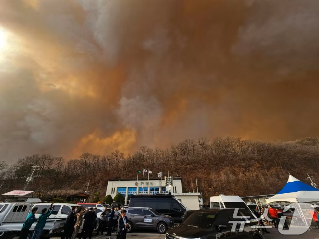경북 의성군 산불 사흘째인 24일 오후 강풍을 타고 확산된 산불이 산불지휘본부가 있는 안평면사무소 뒷산까지 번져 벌건 불길과 함께 흰 연기가 치솟고 있다/사진=뉴스1