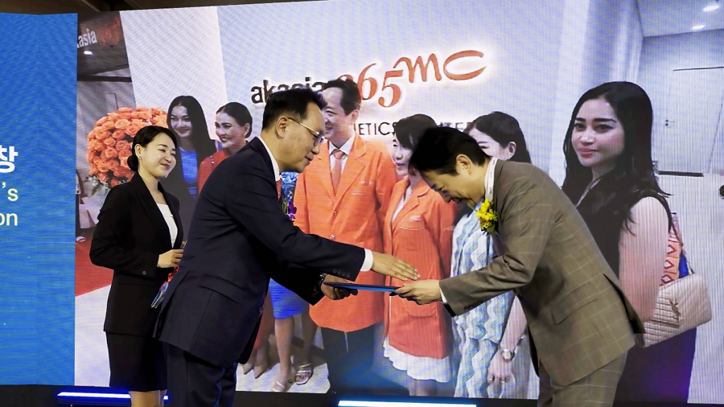 20일 '2025 메디컬코리아 글로벌 헬스케어'에서 박민수(왼쪽) 보건복지부 차관이 김남철(오른쪽) 365mc 대표원장에게 보건복지부 장관상을 수여하고 있다. /사진=365mc 