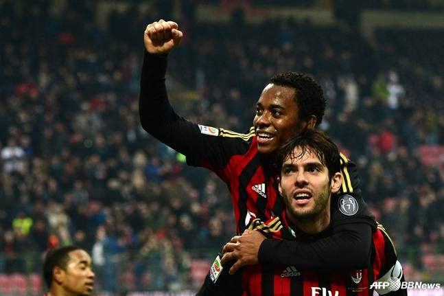 히카르도 카카(아래)가 호비뉴를 업고 있다. /AFPBBNews=뉴스1