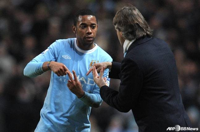 호비뉴(왼쪽)가 맨체스터 시티 시절 로베르트 만치니 감독의 지시를 듣고 있다. /AFPBBNews=뉴스1