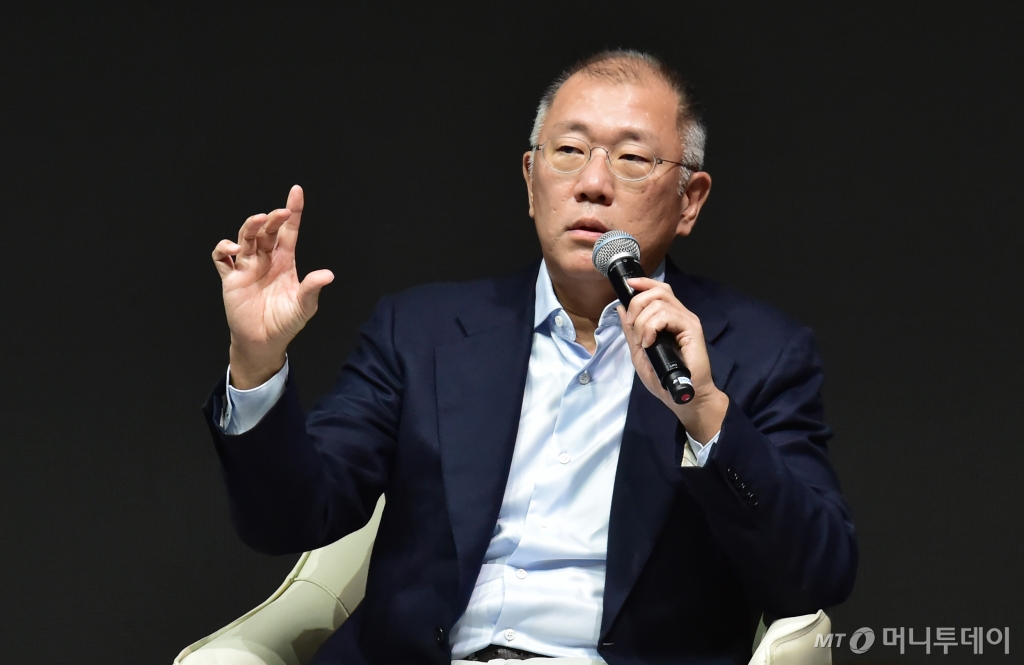 정의선 현대차그룹 회장이 6일 경기 고양시 일산서구 대화동 현대모터스튜디오 고양에서 진행된 ‘2025년 현대자동차그룹 신년회’에서 Q&A 답변을 하고 있다. 2025년 현대자동차그룹 신년회(2025 HMG New Year's Greetings)는 정의선 현대차 회장, 장재훈 현대차 부회장, 호세 무뇨스 현대차 대표이사 사장 등 그룹 계열사 임직원들이 참석한 가운데 '창의적이고 담대한 사고로 차별화된 고객 가치 창출'을 주제로 개최됐으며, 정 회장 등은 고객 우선 경영 바탕의 신년 메시지를 내고 새해 경영방침, 목표 등을 발표했다. /사진=임한별(머니S)