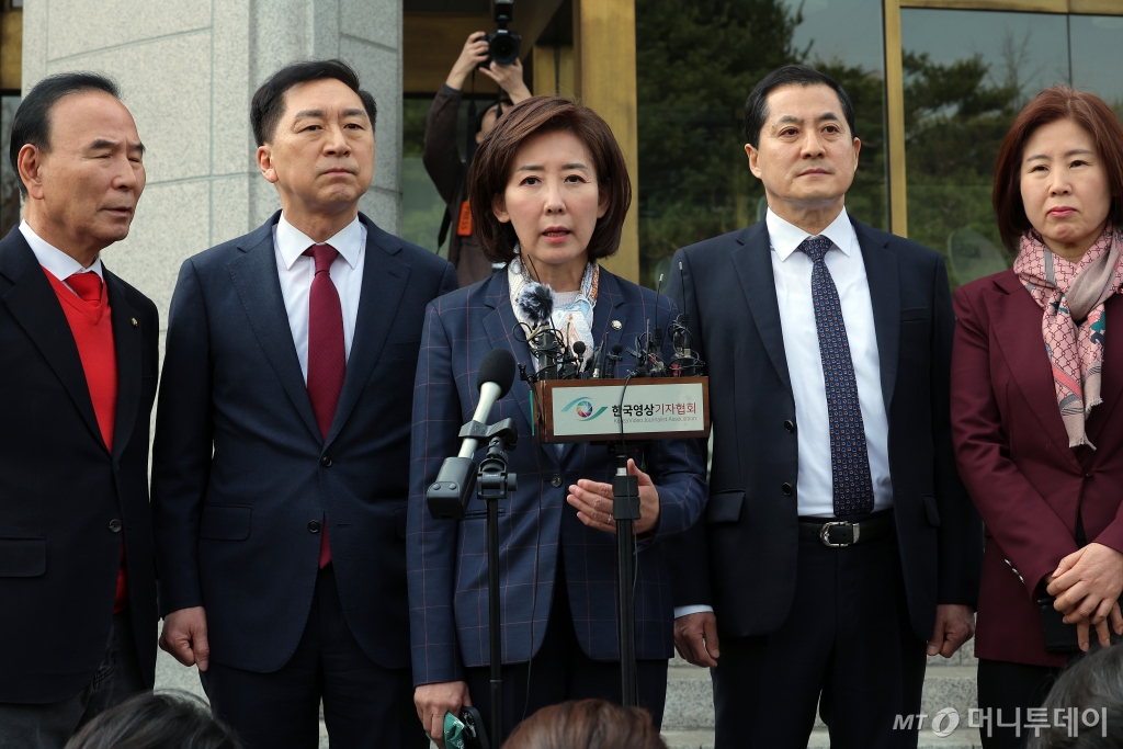 국민의힘 박덕흠(왼쪽부터), 김기현, 나경원, 박대출, 김미애 의원이 24일 오전 서울 종로구 재동 헌법재판소 대심판정에서 한덕수 국무총리 탄핵심판 선고 방청 후 밖으로 나와 입장을 표명하고 있다.   헌재는 이날 한 총리 탄핵 심판 선고기일에서 재판관 5인 기각, 재판관 1인 인용, 재판관 2인 각하 의견으로 탄핵 심판 청구를 기각했다. 2025.3.24/사진=뉴스1 /사진=(서울=뉴스1) 박정호 기자