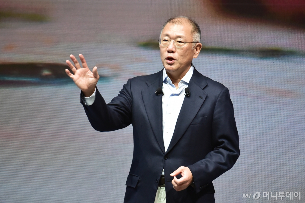 정의선 현대차그룹 회장이 6일 경기 고양시 일산서구 대화동 현대모터스튜디오 고양에서 진행된 ‘2025년 현대자동차그룹 신년회’에서 고객 가치를 최우선으로 지속 성장하자는 내용의 신년사를 전하고 있다.  2025년 현대자동차그룹 신년회(2025 HMG New Year's Greetings)는 정의선 현대차 회장, 장재훈 현대차 부회장, 호세 무뇨스 현대차 대표이사 사장 등 그룹 계열사 임직원들이 참석한 가운데 '창의적이고 담대한 사고로 차별화된 고객 가치 창출'을 주제로 개최됐으며, 정 회장 등은 고객 우선 경영 바탕의 신년 메시지를 내고 새해 경영방침, 목표 등을 발표했다. /사진=임한별(머니S)