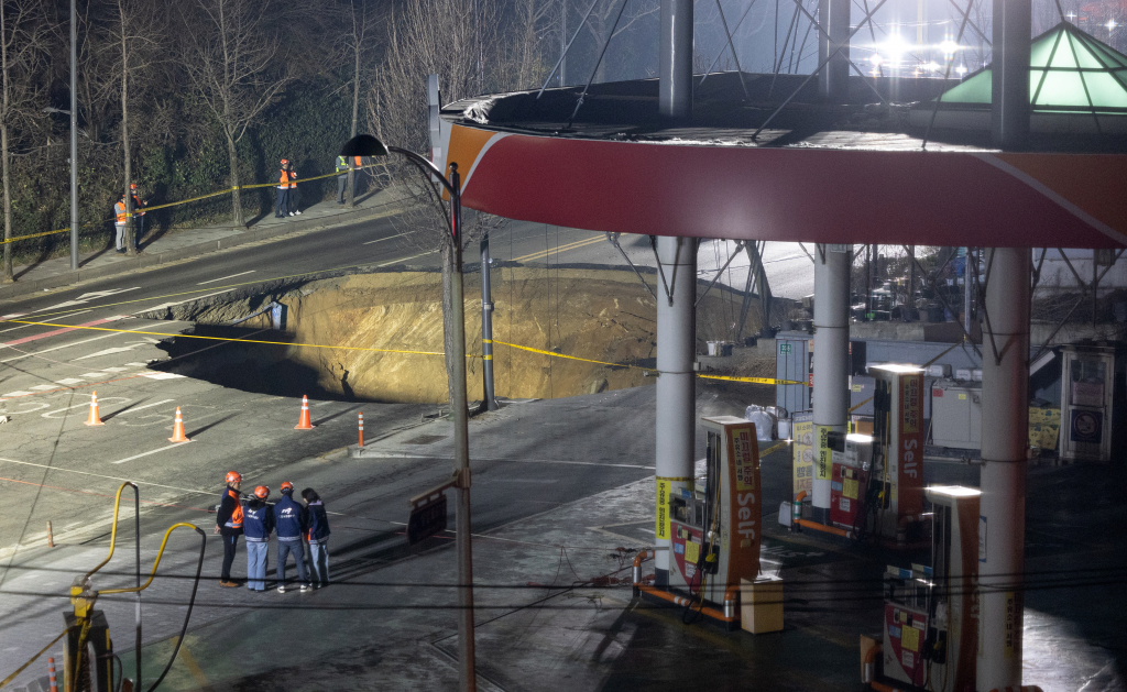 24일 오후 서울 강동구 대명초등학교 인근 사거리에서 싱크홀(땅 꺼짐) 사고가 발생해 현장이 통제되고 있다. /사진=뉴스1