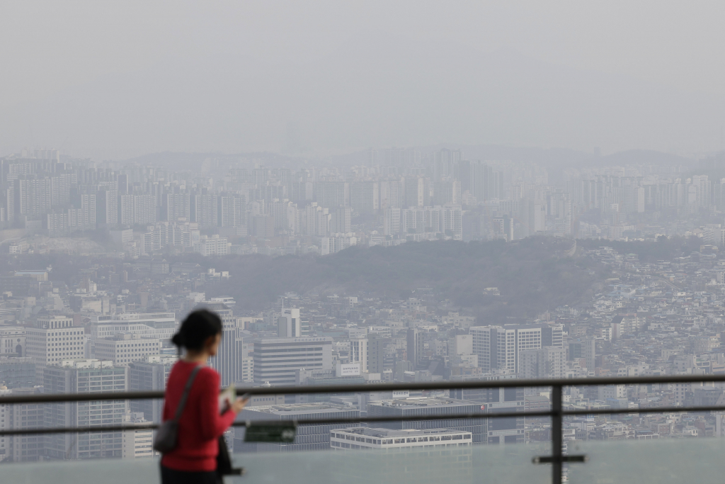 미세먼지 농도가 '나쁨' 수준을 보이고 있는 지난 24일 오전 서울 남산 타워 전망대에서 바라본 서울 도심이 뿌옇게 보이고 있다. /사진=뉴시스