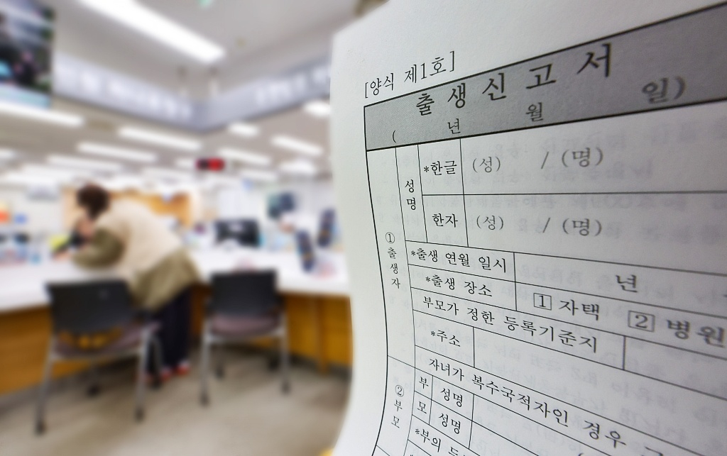 한 남성이 남편과 별거 중인 여성을 만나 아이를 가졌지만, 여성이 이혼하지 않아 자신이 아이 친부라고 주장할 수 없다며 고민을 토로했다. 기사 이해를 돕기 위한 사진./사진=뉴시스