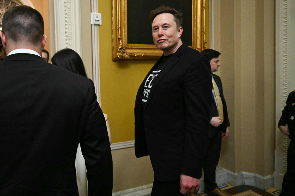 일론 머스크 미국 정부 효율부 수장이 3월5일(현지시간) 워싱턴 의사당의 공화당 상원 운영위원회에서 비공개 회의를 마친 뒤 떠나고 있다. /AFPBBNews=뉴스1