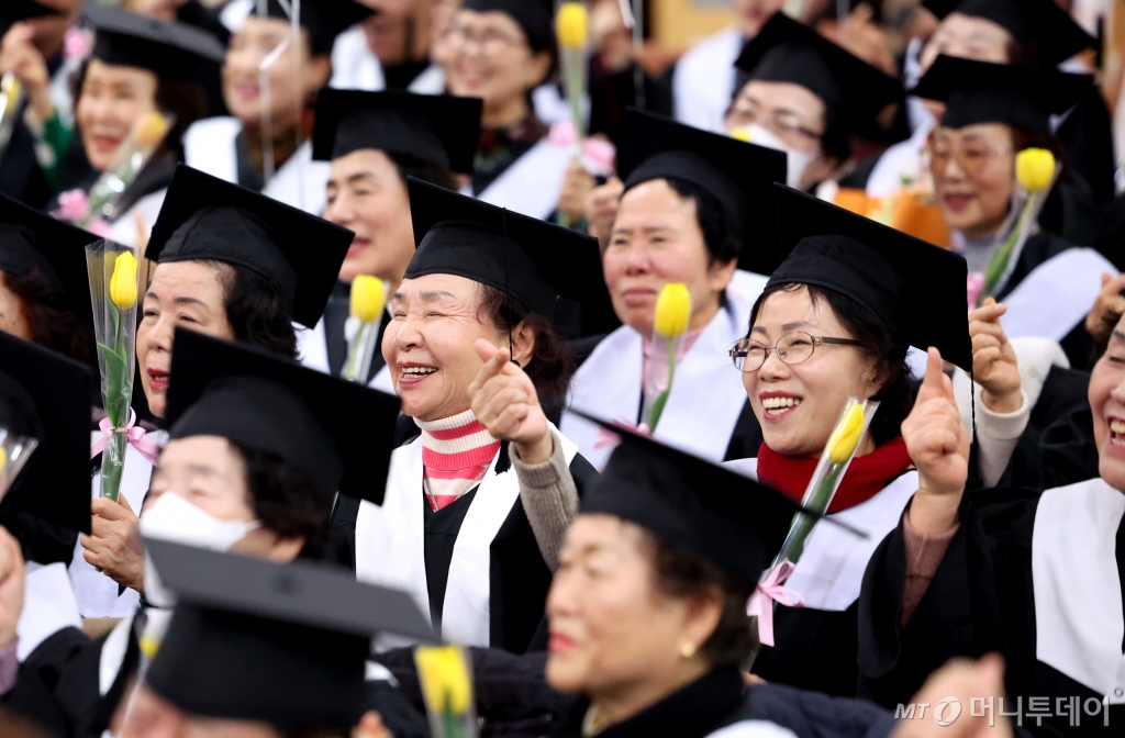 [대구=뉴시스] 이무열 기자 = 19일 대구 달서구노인종합복지관에서 열린 제20기 달서구노인복지대학 졸업식에서 어르신들이 졸업 가운과 학사모를 쓰고 환하게 웃고 있다. 2025.02.19. lmy@newsis.com /사진=이무열