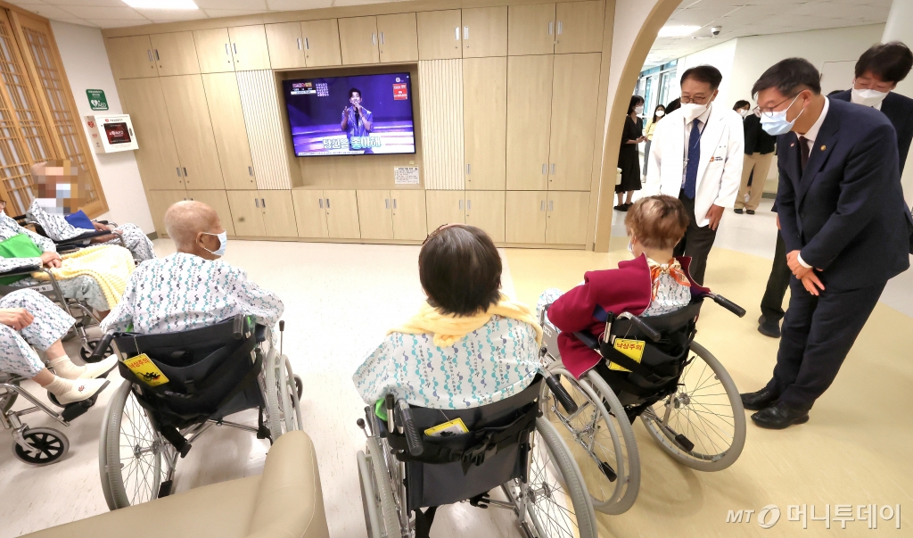 이기일 보건복지부 제1차관이 21일 서울 서북병원을 방문해 치매 관련 의료 서비스 운영 현황을 점검하고 있다/사진=보건복지부.뉴스1