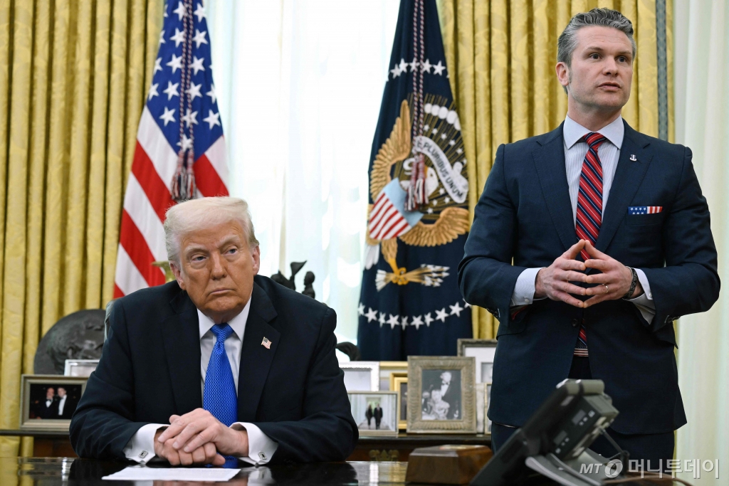 (워싱턴 AFP=뉴스1) = 도널드 트럼프 미국 대통령이 21일(현지시간) 워싱턴 백악관에서 피트 헤그세스 국방장관이 배석한 가운데 미국 공군의 차세대 최첨단 전투기 'F-47' 사업자로 보잉을 선정했다고 밝히고 있다. 2025.03,22 ⓒ AFP=뉴스1 Copyright © 뉴스1. All rights reserved. 무단 전재 및 재배포, AI학습 이용 금지. /사진=(워싱턴 AFP=뉴스1)