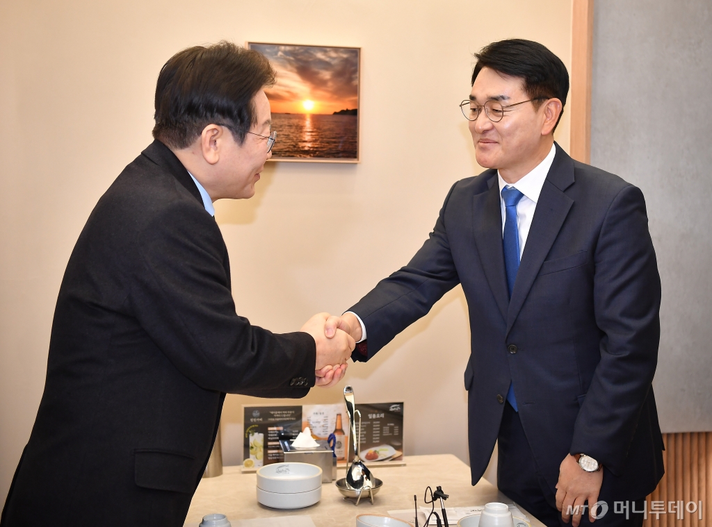 (서울=뉴스1) 안은나 기자 = 이재명 더불어민주당 대표와 박용진 전 의원이 21일 서울 여의도의 한 식당에서 만나 악수하고 있다. (공동취재) 2025.2.21/뉴스1 Copyright © 뉴스1. All rights reserved. 무단 전재 및 재배포, AI학습 이용 금지. /사진=(서울=뉴스1) 안은나 기자