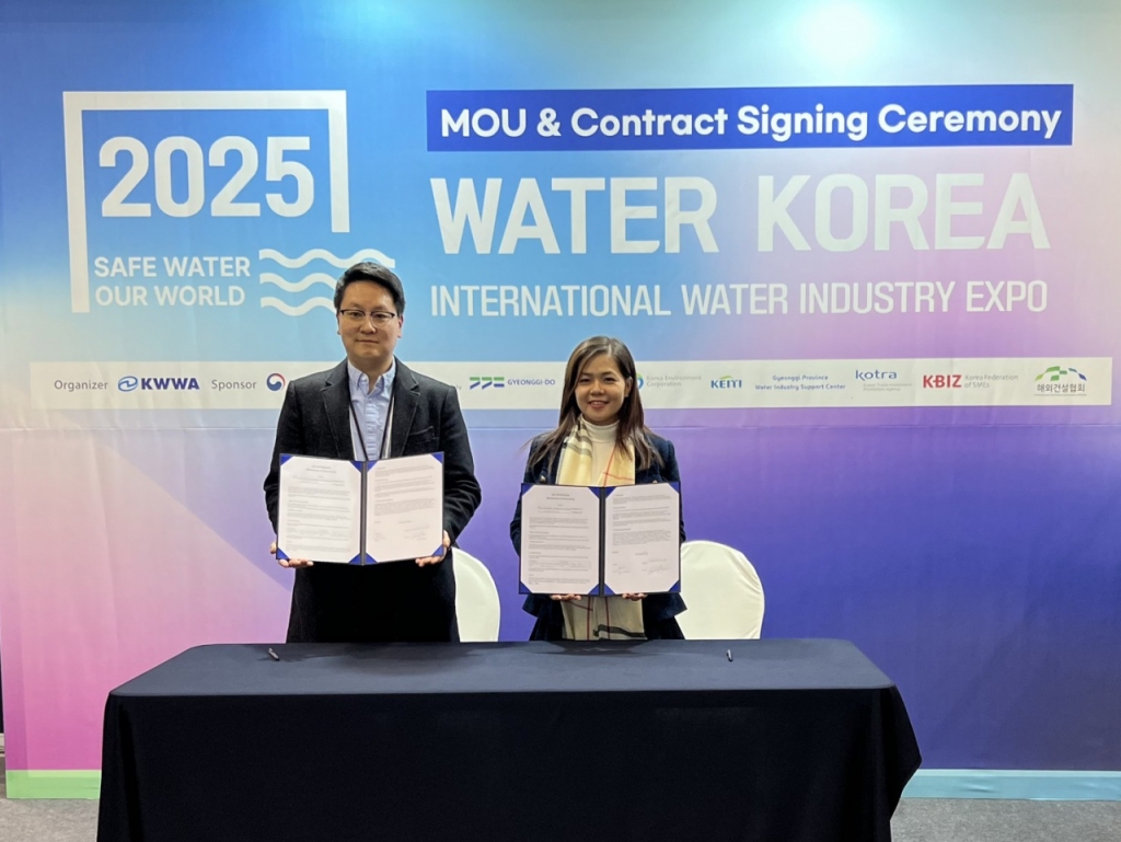 지오그리드 관계자(사진 왼쪽)가 워터코리아에서 MOU를 체결하고 기념 사진을 촬영 중이다./사진제공=지오그리드
