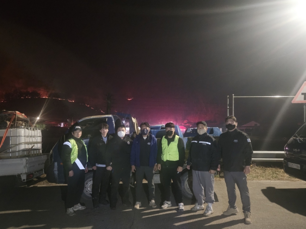 24일 밤 화재 진압에 나선 경북 의성청년회의소 회원들의 사진./사진제공=권민재씨.