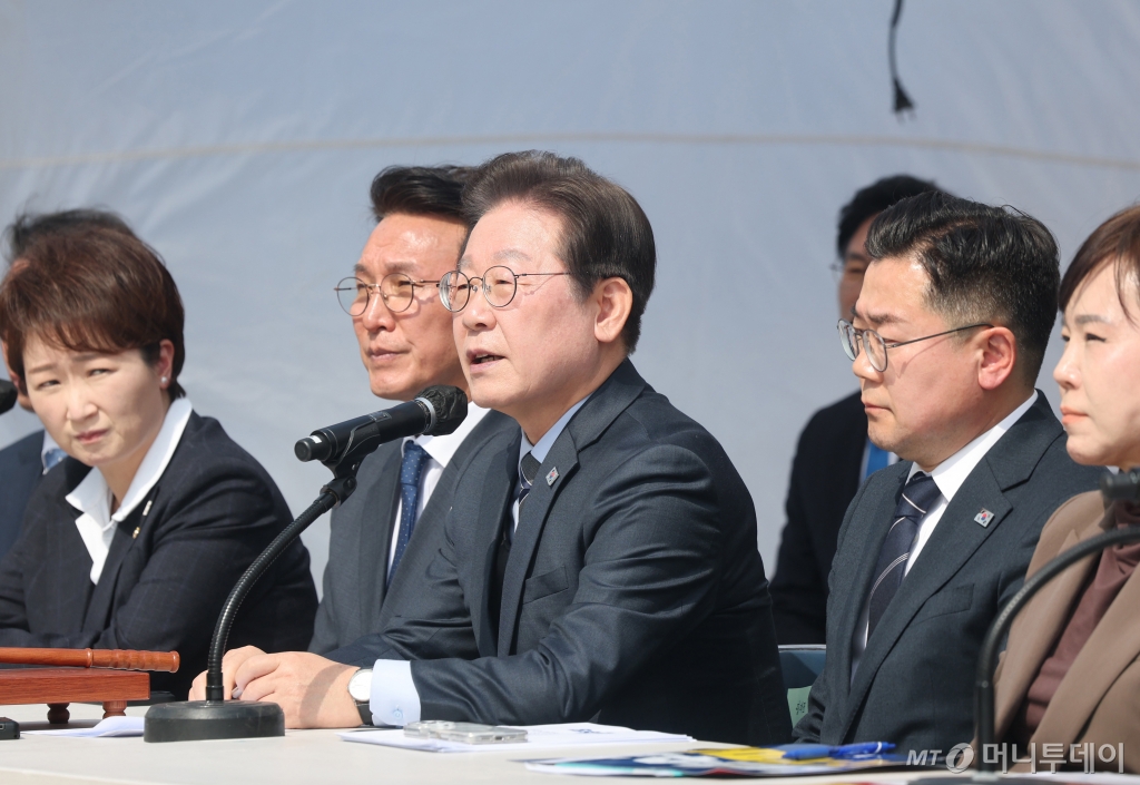 (서울=뉴스1) 이재명 기자 = 이재명 더불어민주당 대표가 24일 서울 종로구 광화문 천막당사에서 열린 최고위원회의에 참석해 발언을 하고 있다. (공동취재) 2025.3.24/뉴스1  Copyright © 뉴스1. All rights reserved. 무단 전재 및 재배포,  AI학습 이용 금지. /사진=(서울=뉴스1) 이재명 기자