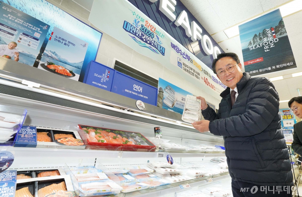 강도형 해양수산부 장관이 지난해 11월 19일 서울 한 대형마트에서 수산물 이력제 홍보 행사를 하고 있다. /사진=뉴시스.
