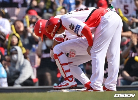 KIA 타이거즈 김도영이 22일 광주-KIA 챔피언스필드에서 열린 NC 다이노스와 경기에서 3회 출루 후 햄스트링 부위를 움켜쥐고 있다.