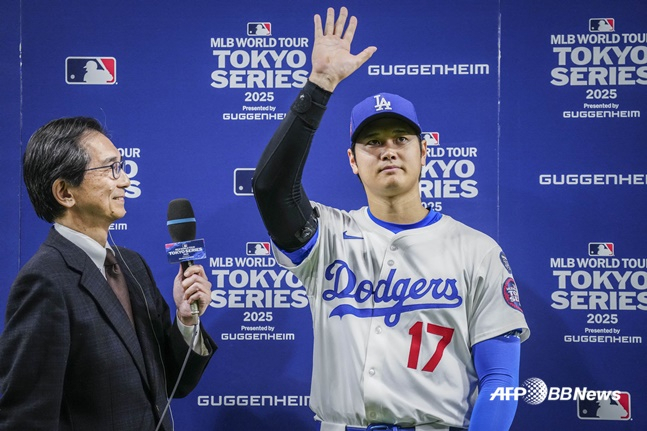 오타니 쇼헤이(오른쪽)가 일본 팬들에게 인사하고 있다. /AFPBBNews=뉴스1