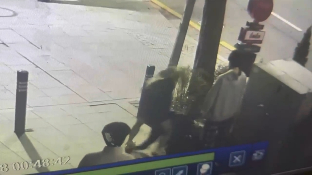 지난 18일 밤 12시40분쯤 광주광역시 금남로 길거리에서 피해자가 폭행당하는 모습. /사진=독자제공